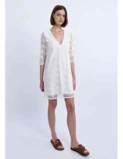 Vestido corto de media manga con flores bordadas
