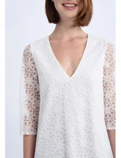 Vestido corto de media manga con flores bordadas