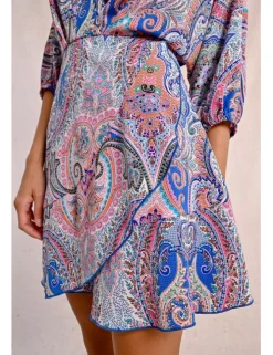 Vestido corto de media manga con estampado