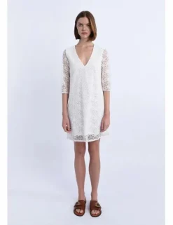 Vestido corto de media manga con flores bordadas