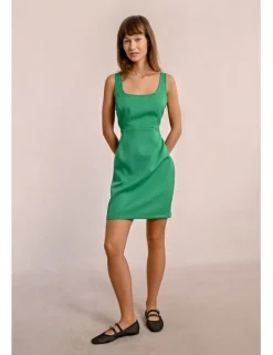 Vestido corto de tirantes con abertura