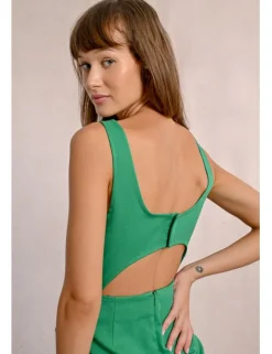 Vestido corto de tirantes con abertura