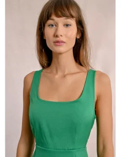 Vestido corto de tirantes con abertura