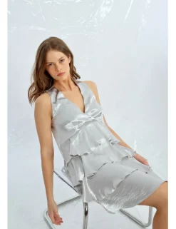 Vestido corto sin manga con volantes