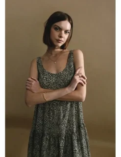 Vestido corto sin manga con estampado y volantes