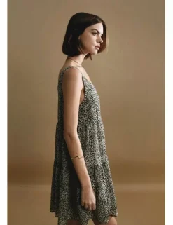 Vestido corto sin manga con estampado y volantes