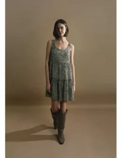 Vestido corto sin manga con estampado y volantes
