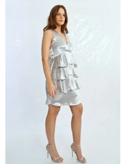 Vestido corto sin manga con volantes