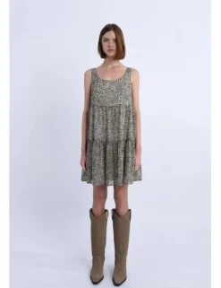 Vestido corto sin manga con estampado y volantes