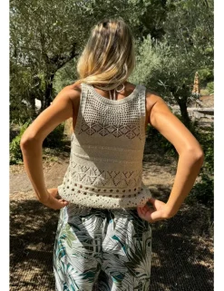 Vestido corto sin manga en punto calado