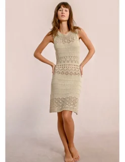 Vestido corto sin manga en punto calado