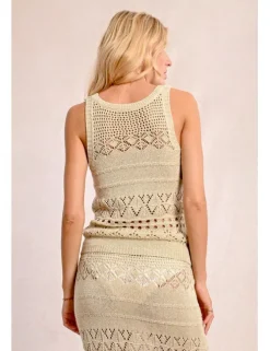 Vestido corto sin manga en punto calado
