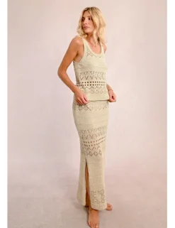 Vestido corto sin manga en punto calado