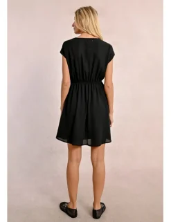 Vestido de manga corta con pliegues