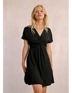 Vestido de manga corta detalle de nudo