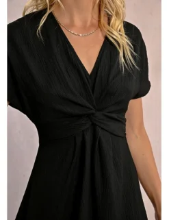 Vestido de manga corta detalle de nudo