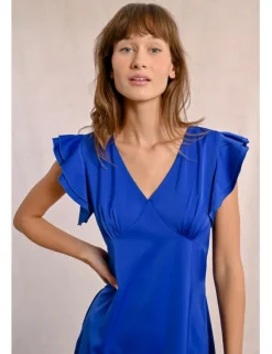 Vestido de manga corta y volantes