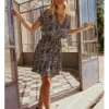 Vestido de manga mariposa con estampado y volantes