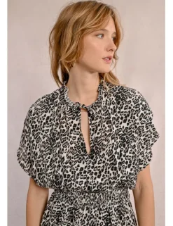 Vestido de manga mariposa con estampado y volantes