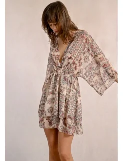 Vestido de manga mariposa con estampado y volantes