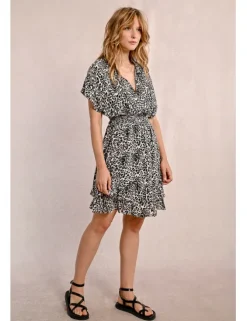 Vestido de manga mariposa con estampado y volantes