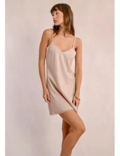 Vestido interior de tirantes finos detallle encaje