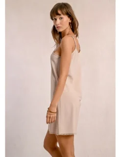 Vestido interior de tirantes finos detallle encaje