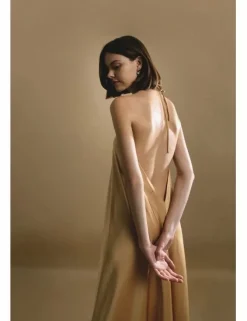 Vestido largo con escote halter en tejido satinado