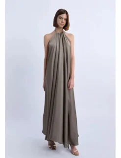 Vestido largo con escote halter en tejido satinado