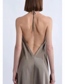 Vestido largo con escote halter en tejido satinado