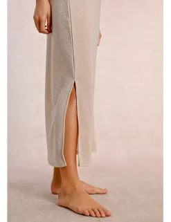 Vestido largo con escote de pico en tejido brillante