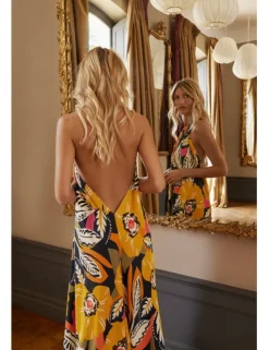 Vestido largo con estampado y cuello halter