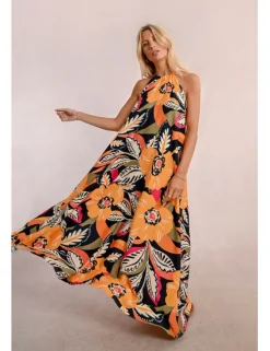 Vestido largo con estampado y cuello halter