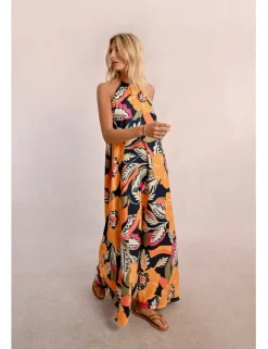 Vestido largo con estampado y cuello halter