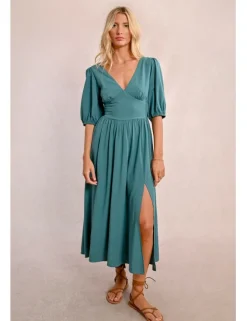 Vestido largo de manga corta con pliegues