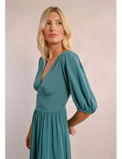 Vestido largo de manga corta con pliegues
