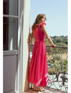 Vestido largo de manga corta y volantes