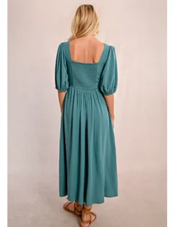 Vestido largo de manga corta con pliegues