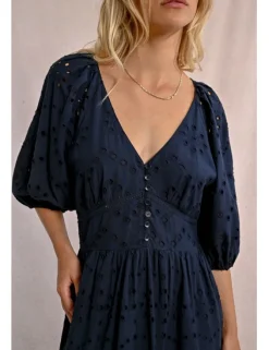 Vestido largo de manga corta en tejido calado