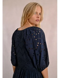 Vestido largo de manga corta en tejido calado