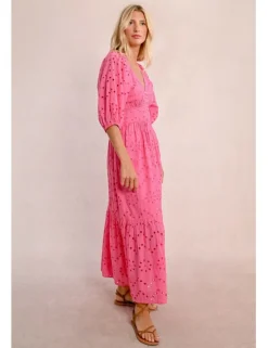 Vestido largo de manga corta en tejido calado