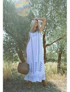Vestido largo de tirantes con detalles bordados