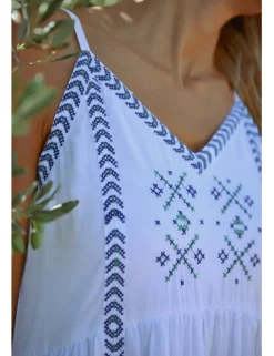 Vestido largo de tirantes con detalles bordados