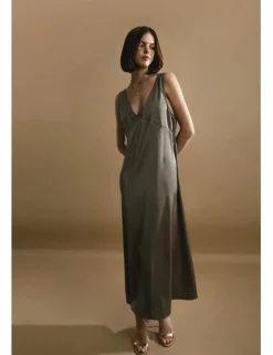 Vestido largo sin manga en tejido satinado