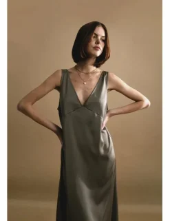 Vestido largo sin manga en tejido satinado