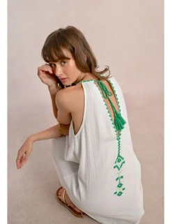 Vestido sin manga con detalles bordados